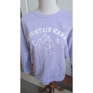 CUTE LAVENDAR " MOUNTAIN MAMA " CREW NECK SWEATSHIRT BY COMFORT COLORS  SMALL